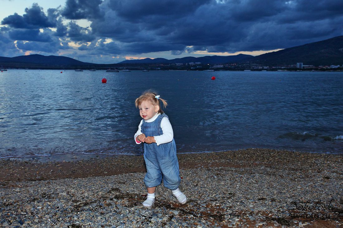 Маленькая девочка на берегу большого моря